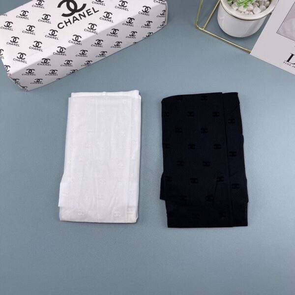 Chanel (1 paire) Bas Alphabet Floqués Blancs Femmes – Élégance en Soie Anti-accrocs pour un Style Printemps, Été et Automne