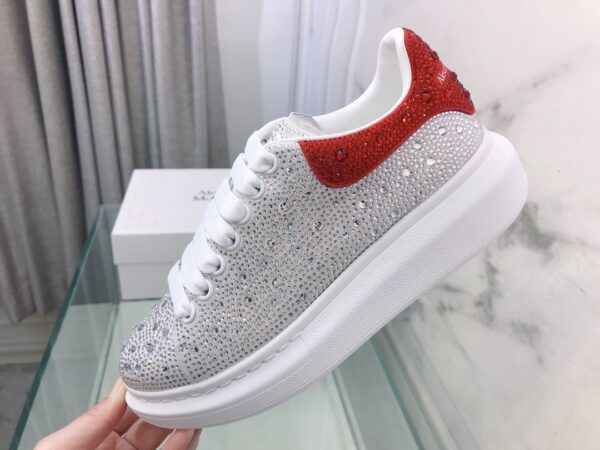 Alexander McQueen – Petit bijou pour les amateurs de baskets blanches!