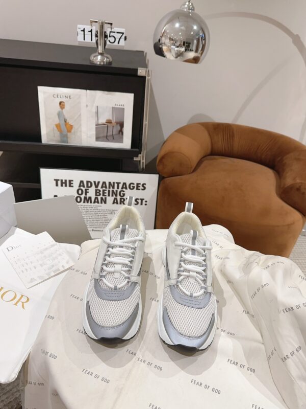 Dior – Les toutes dernières baskets tendance pour couples: décontractées, élégantes, et parfaites pour le quotidien.