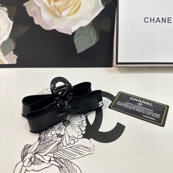 Chanel – Pince à cheveux vintage en cuir d’agneau: Un accessoire élégant et raffiné