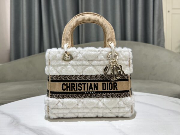 Lady Dior “Micro Lady D-Lite” en fourrure: Un rêve d’hiver en fourrure et métal doré