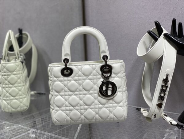 Lady Dior “Sac à main Lady D-Lite”: Un classique revisité avec audace