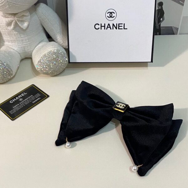 CHANEL – Barrette à nœud papillon: Un accessoire vintage et élégant