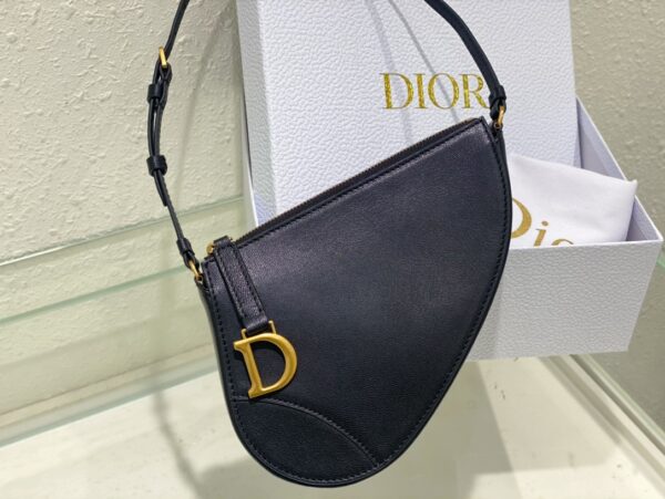 Sac Lady Dior Saddle Clutch: Un classique revisité avec élégance