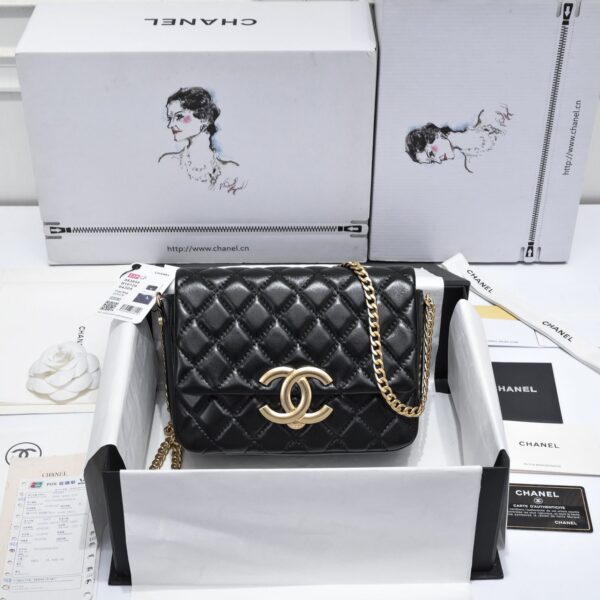 Sac à main Chanel 23P à logo noir et or vintage