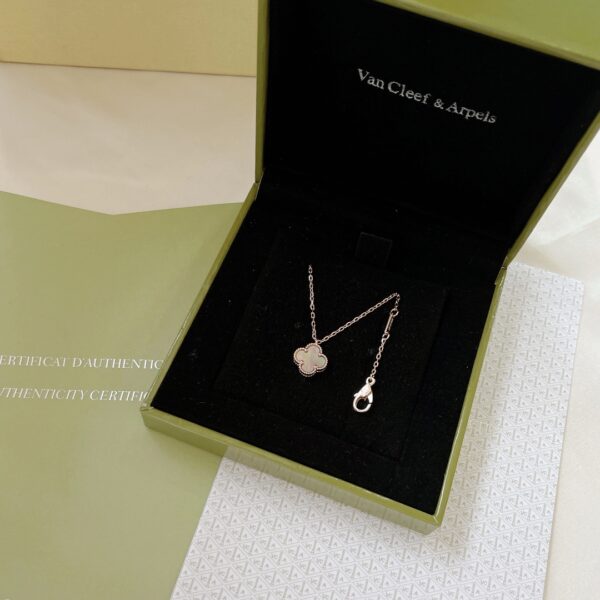 Mini Collier Nouvelle Collection en Nacre Grise Van Cleef &Arpels