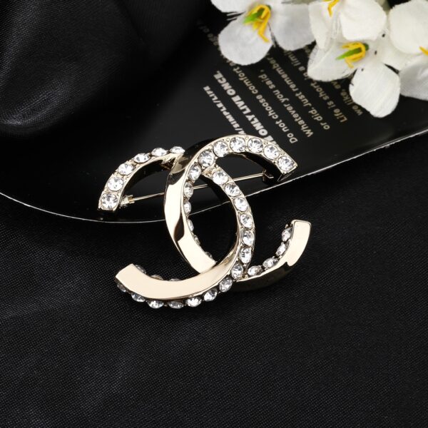 Broche Double C Chanel – Incontournable de l’Automne-Hiver