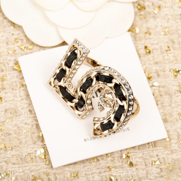 Bague en cuir n°235 – Élément de coeur captivant