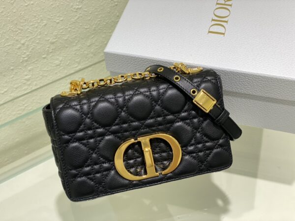 Dior Caro: Le Sac en Cuir de Veau Iconique
