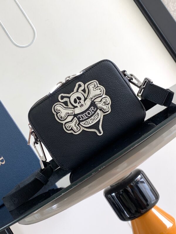 Sac Pochette DIOR: Un accessoire versatile et élégant pour tous les styles