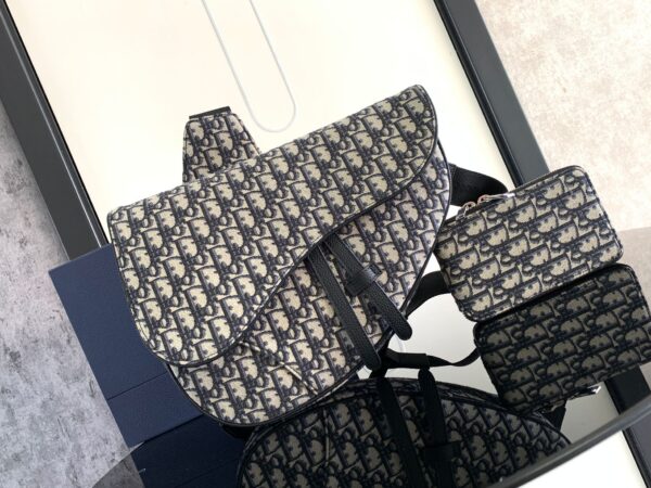 Sac à main Dior Saddle Oblique: Un classique revisité dans un format généreux