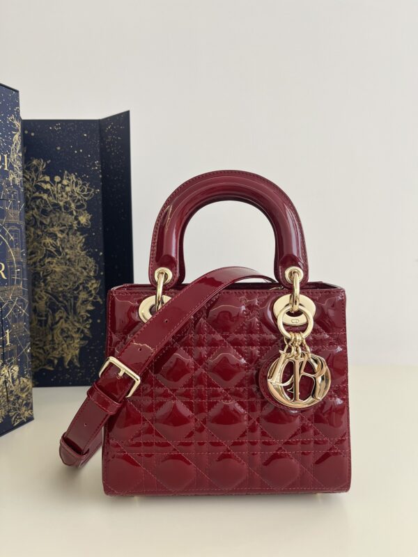 Nouveau Sac Lady Dior en Cuir Verni Rouge: Édition Quatre Grilles