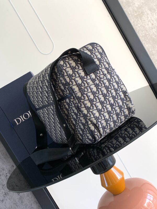 Sac à Langer Dior: Élégance et Fonctionnalité pour les Parents Modernes