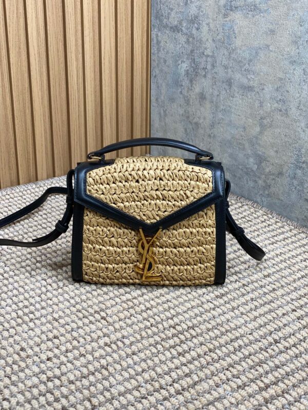 Sac Cassandra Dior en raphia: Un mariage parfait entre style et durabilité