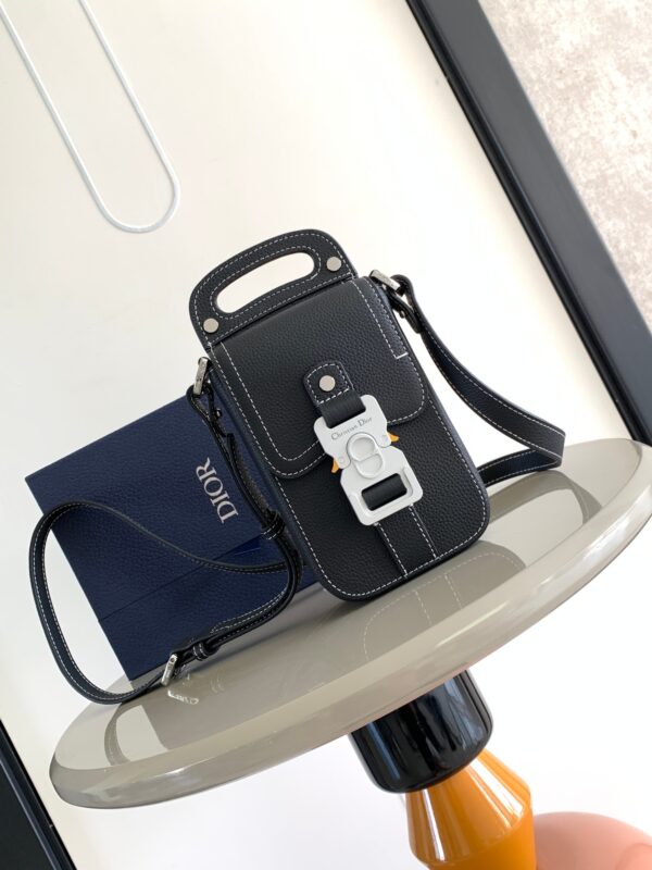 Sac Saddle Vertical Dior: Élégance et Style en Broderie et Cuir