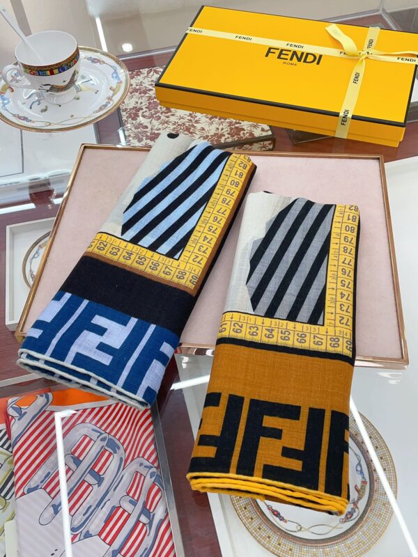 Écharpe châle FENDI en cachemire et soie – Modèle tendance