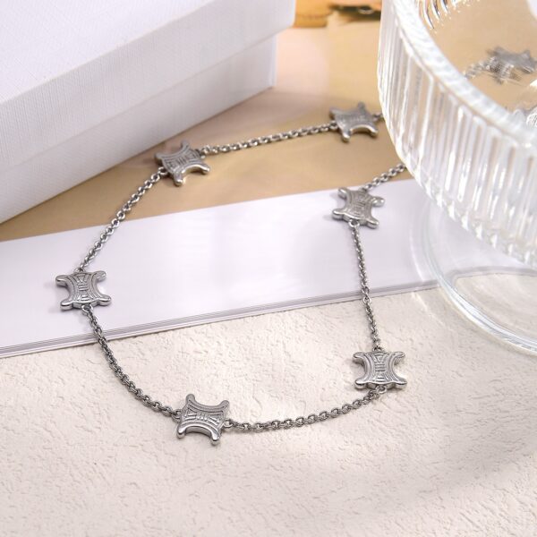 Collier PRECLOUS de Celine – Élégance Moderne en Laiton Plaqué Or 18 Carats