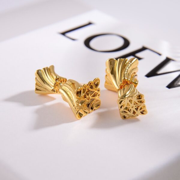 Boucles d’oreilles PRECLOUS de LOEWE – Élégance et Modernité en Laiton Plaqué Or 18 Carats