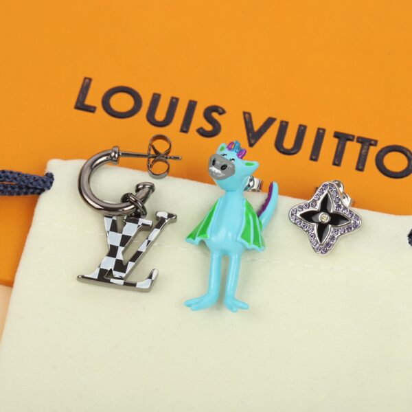 Boucles d’Oreilles Asymétriques UFO Blooming: Élégance et Individualité