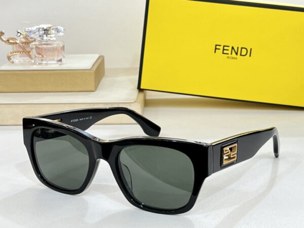 Lunettes de vue FENDI FE50082i