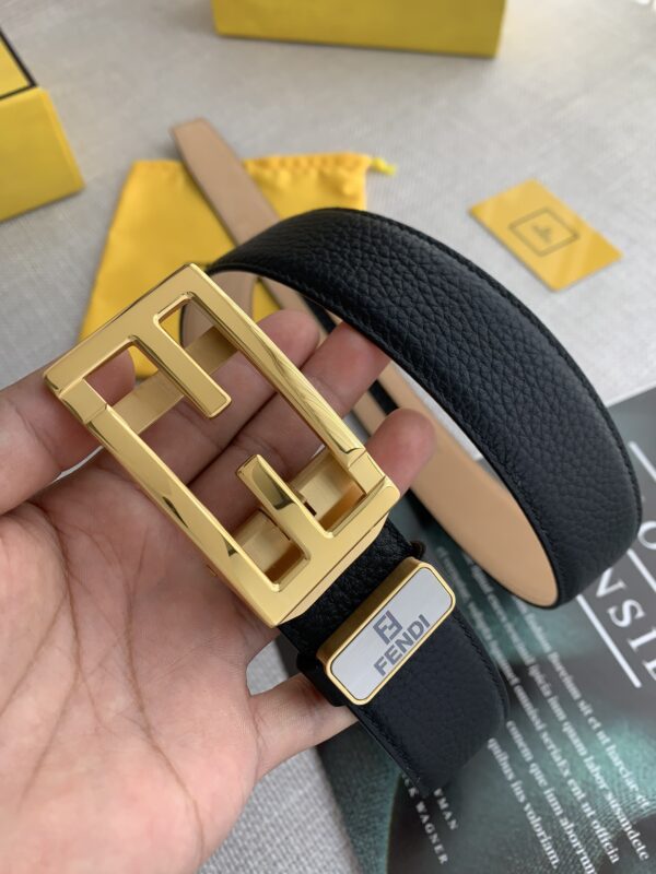 Ceinture Fendi Automatique – Cuir de Vache Pleine Fleur Double Face avec Boucle en Acier Inoxydable 24 carats