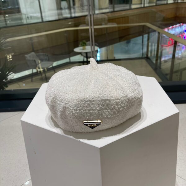 Béret PRADA: Chic Vintage avec Texture Litchi pour l’Automne