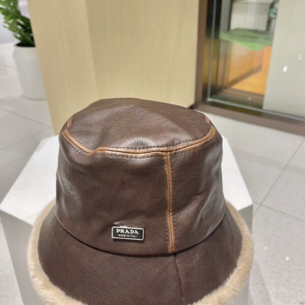PRADA: Le Chapeau Seau en Cuir Doublé pour une Chaleur et un Style Inégalés