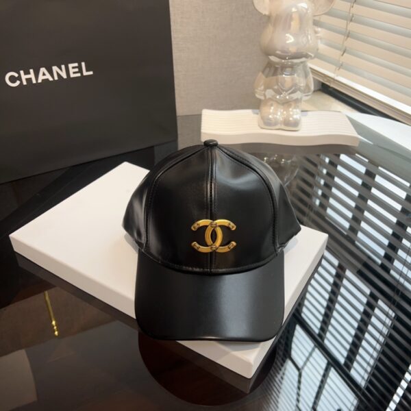 Chanel – Casquette en cuir brillant style Sweet Chic