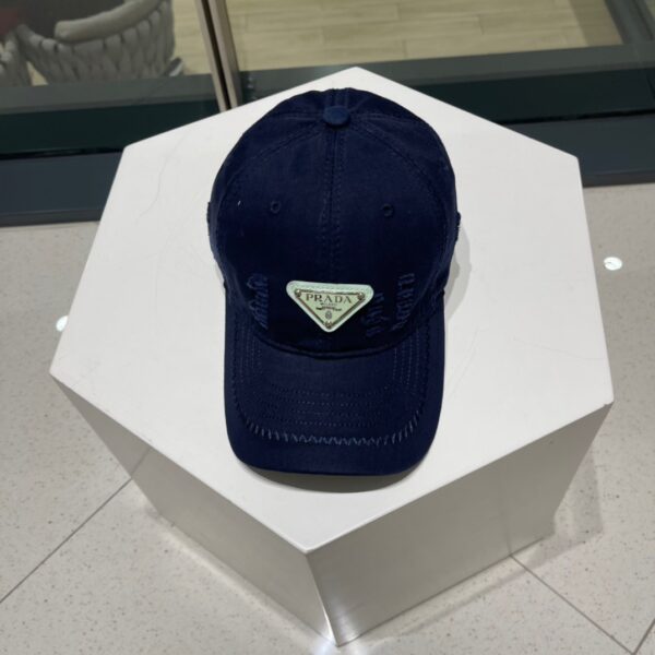 Prada Streetwear: Casquette en Coton Déchirée pour un Look Urbain et Stylé