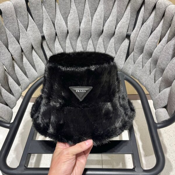 Le Chapeau Seau en Fourrure de PRADA pour un Style Luxueux