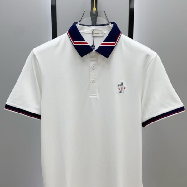 Polo à Manches Courtes Moncler en Coton Premium avec Logo Brodé – Collection Printemps-Été 2024