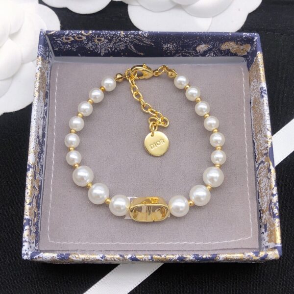 Dior – Bracelet et Collier en Perles, Must-Have de l’Été