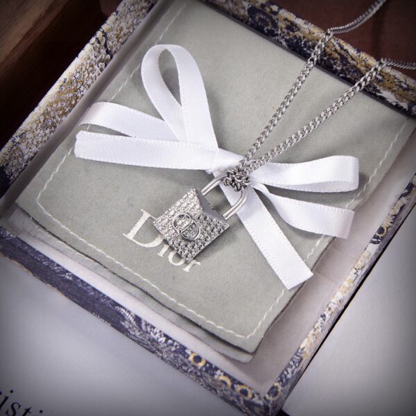 Dior – Nouvelle Chaîne avec Pendant en Forme de Verrou et Lettre