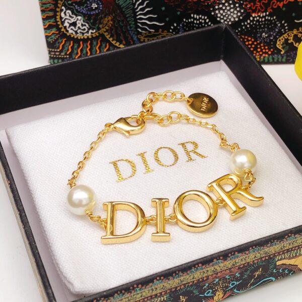 Collier Dior en Or avec Lettres en Perles – Élégance et Personnalité Distinguées