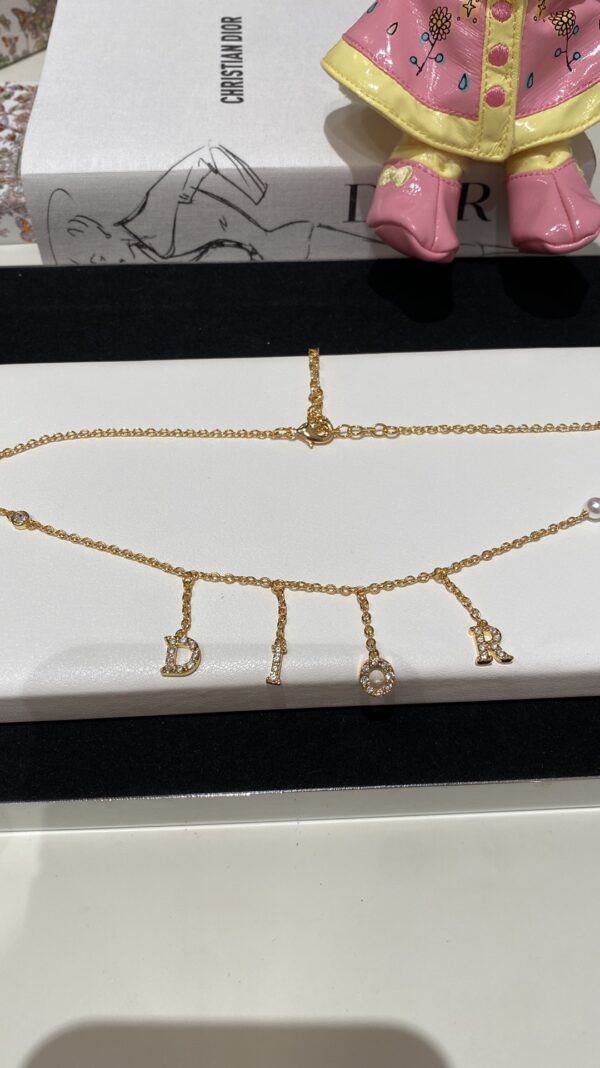 Collier Dior Cristal et Pampilles – Élégance Minimaliste avec Lettres Incrustées de Cristaux