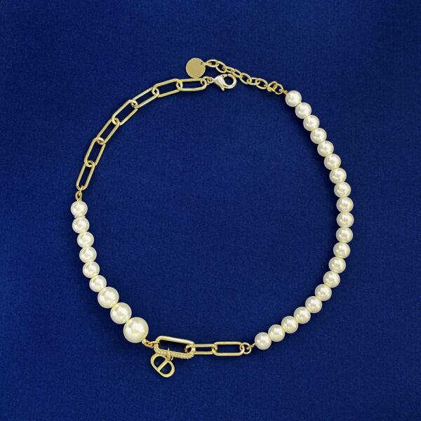 Collier Dior Précieux – Pendentif à Pampilles avec Lettres “CD” et Perles Incrustées de Cristaux