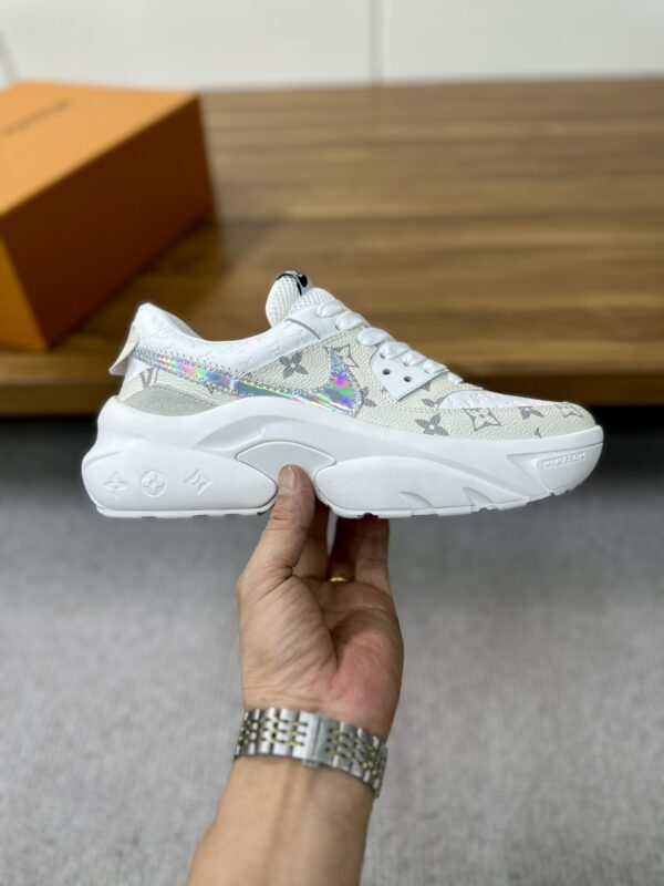 Louis Vuitton Trainer SS23 DIY: Une touche d’enfance revisitée