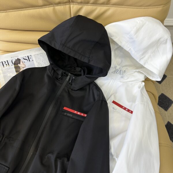 PRADA Veste de Pluie Colorée à Capuche: Le Parfait Mixe entre Sport et Chic