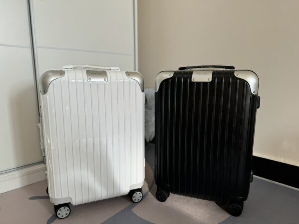 Rimowa Hybrid 21″ – Le Mélange Parfait de Style et Fonctionnalité