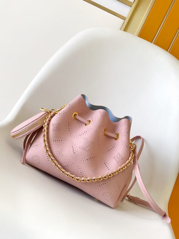 Bella Mahina: L’Art du Monogram Perforé