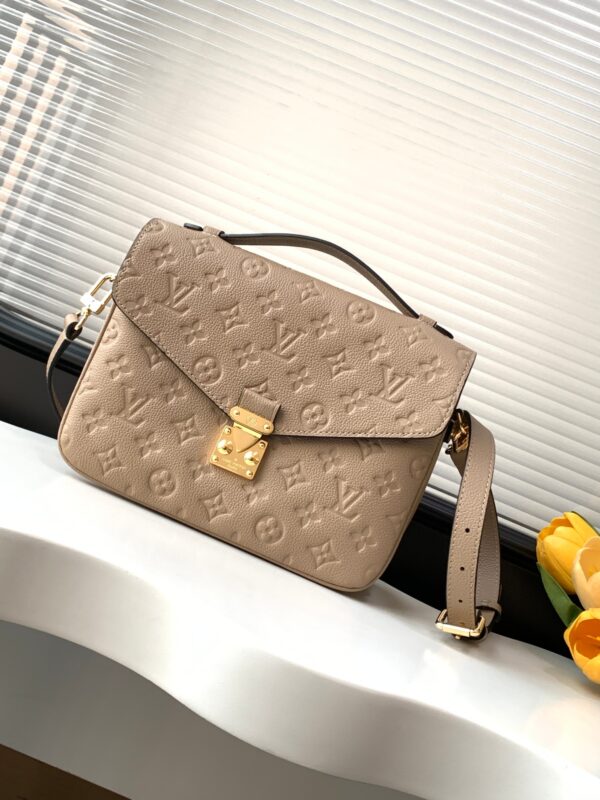 Le Luxe à Votre Portée: Pochette Métis en Cuir Monogram Empreinte