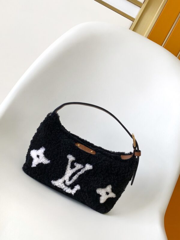 Hills Pochette: Luxe et Performance