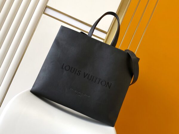 LV: L’Élégance du Cuir au Quotidien