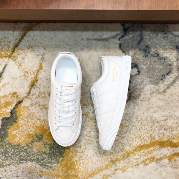 Valentino – Sneakers de luxe en cuir italien, élégance et exclusivité