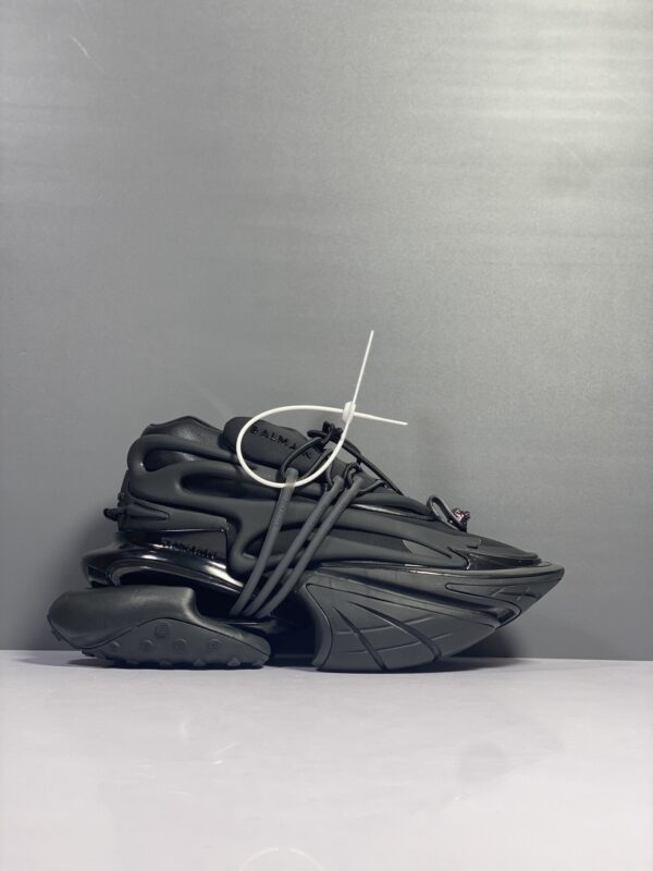 Sneakers Balmain « Bullet » – Icône de Style et d’Exclusivité