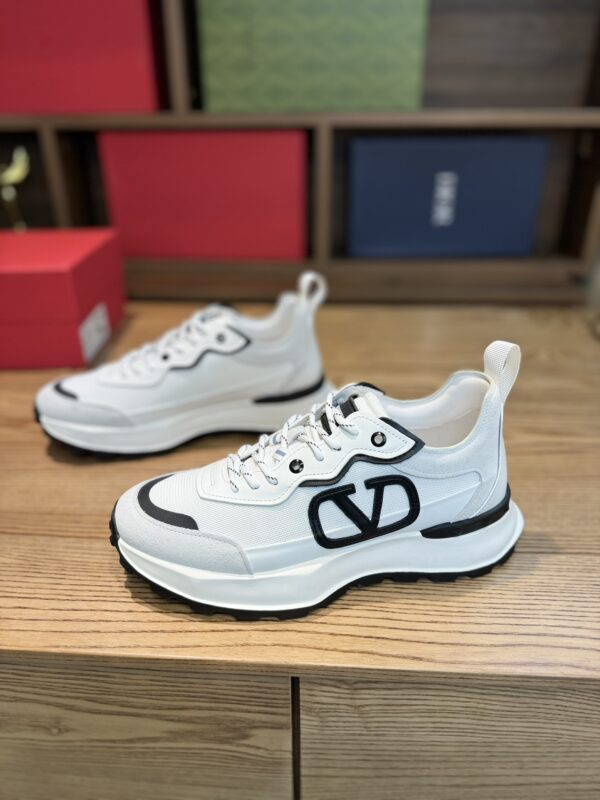Valentino – Sneakers en cuir de veau et daim, élégance et confort