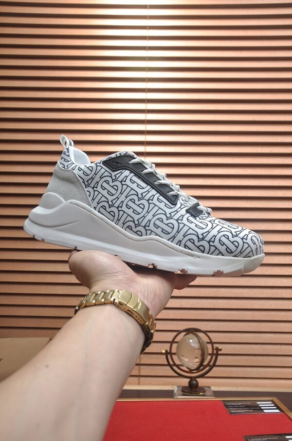 Sneakers basses classiques Burberry – Cuir véritable, tissu à carreaux iconique, et confort optimal