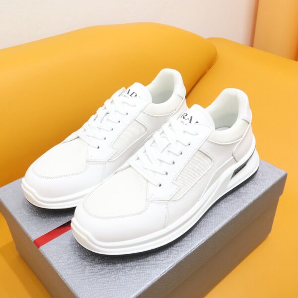 PRADA – Sneakers Haut de Gamme en Cuir Verni et Tissu Technique