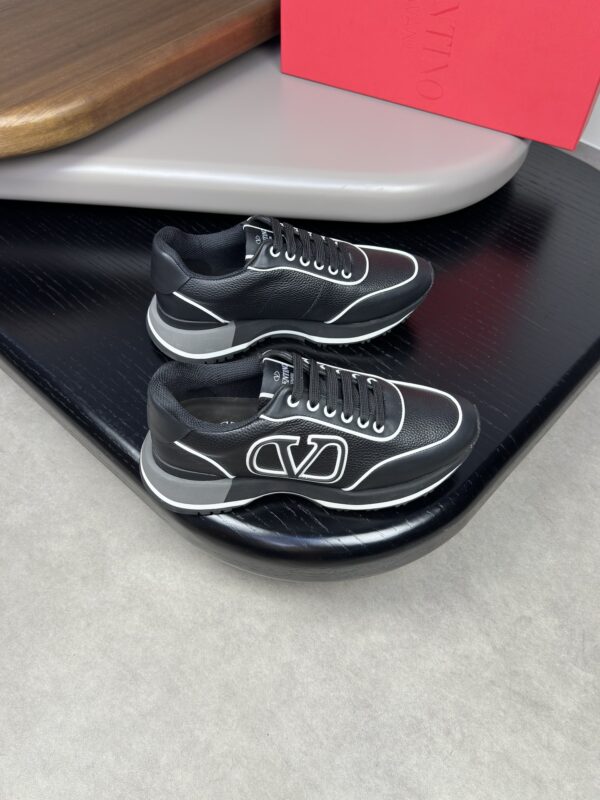 Valentino – Sneakers en cuir de haute qualité, élégance et raffinement