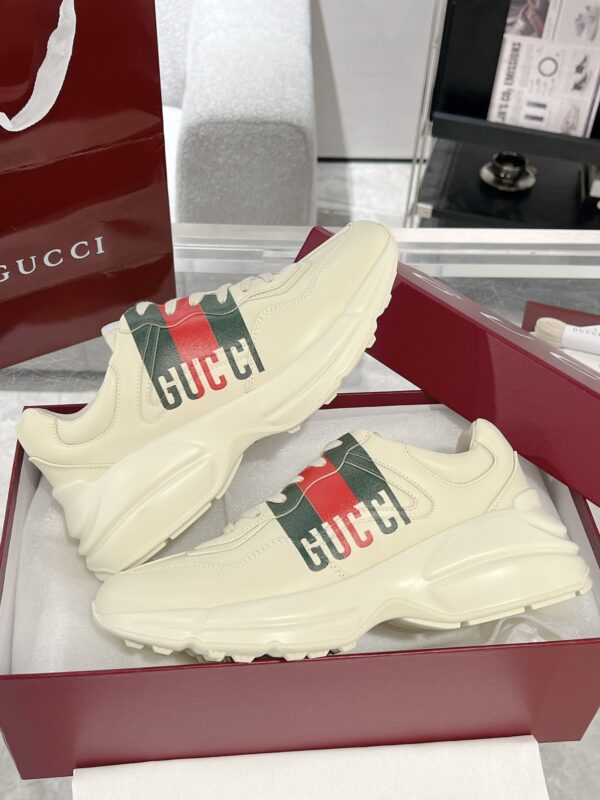 Gucci Dad Shoes – L’icône intemporelle du streetwear de luxe